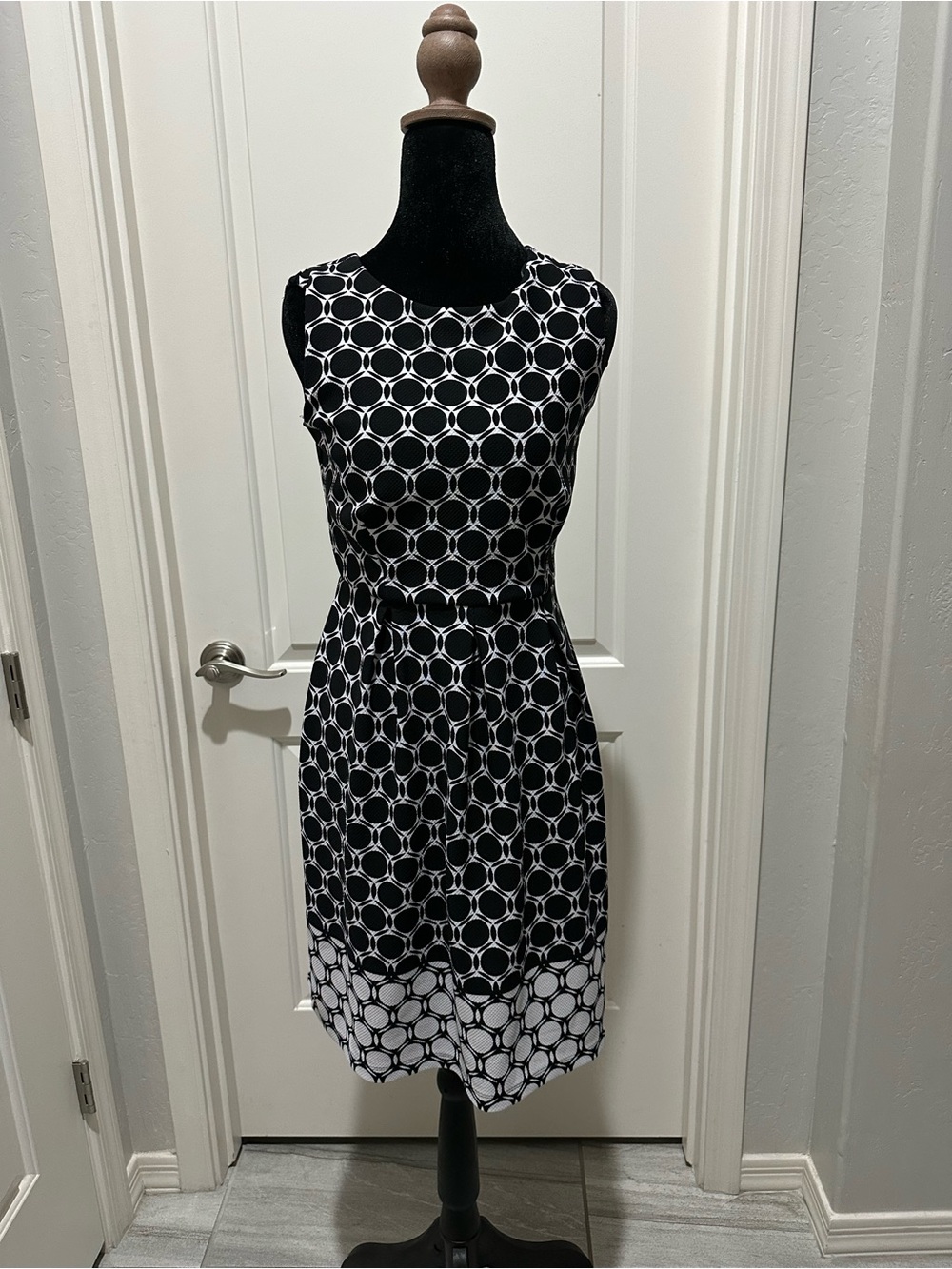 Enfocus Studio Black and White Sleeveless Midi Dress with Geometric Circles